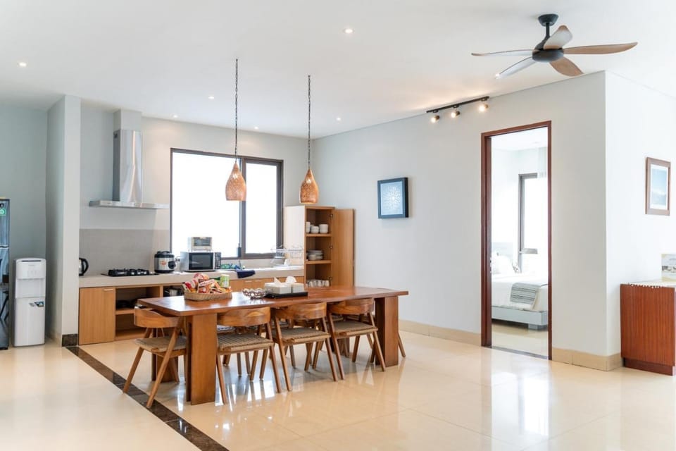 Kitchen or kitchenette, Dining area