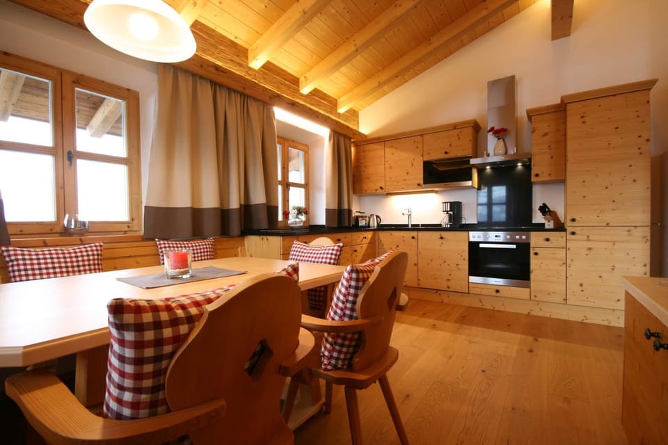 Kitchen or kitchenette, Living room, Seating area, Dining area