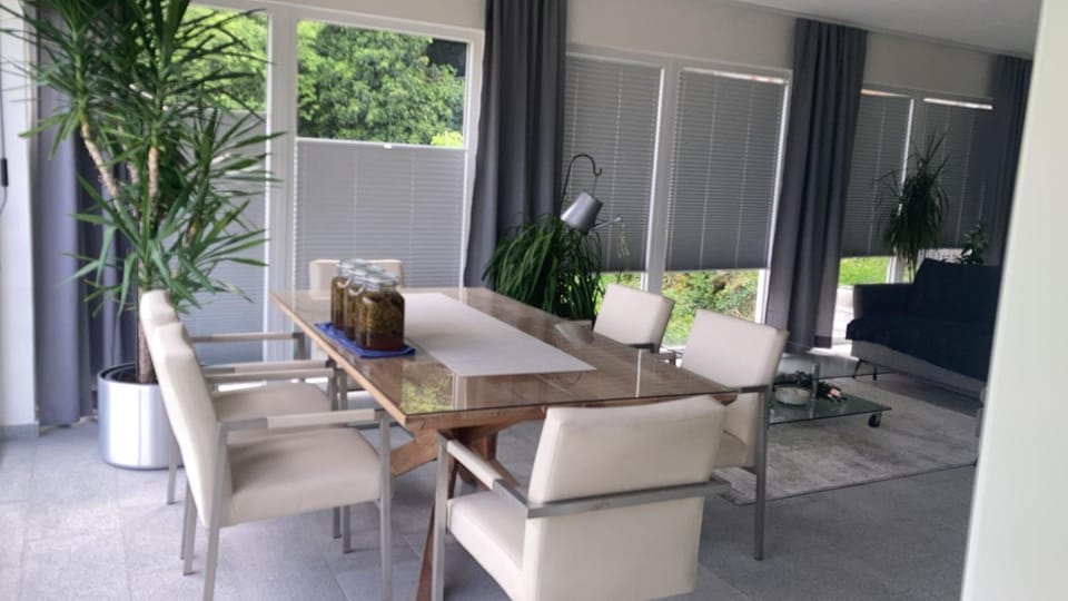 Living room, Seating area, Dining area, Family