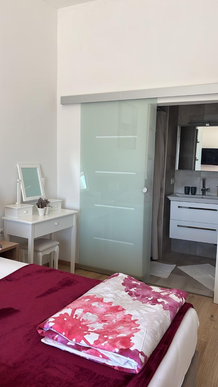 Bed, Bathroom, Photo of the whole room, Bedroom