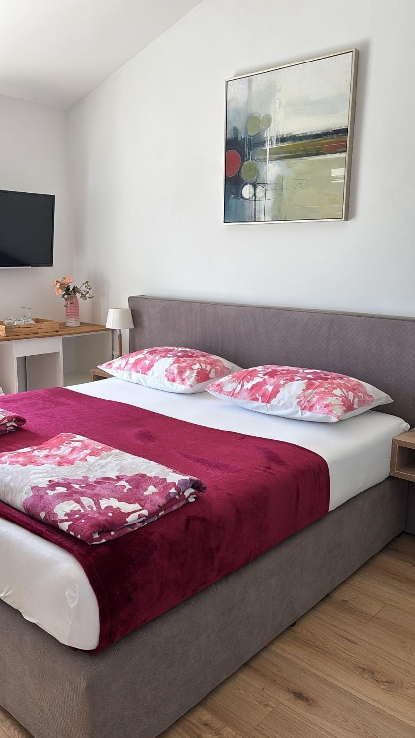 Bed, TV and multimedia, Photo of the whole room, Bedroom