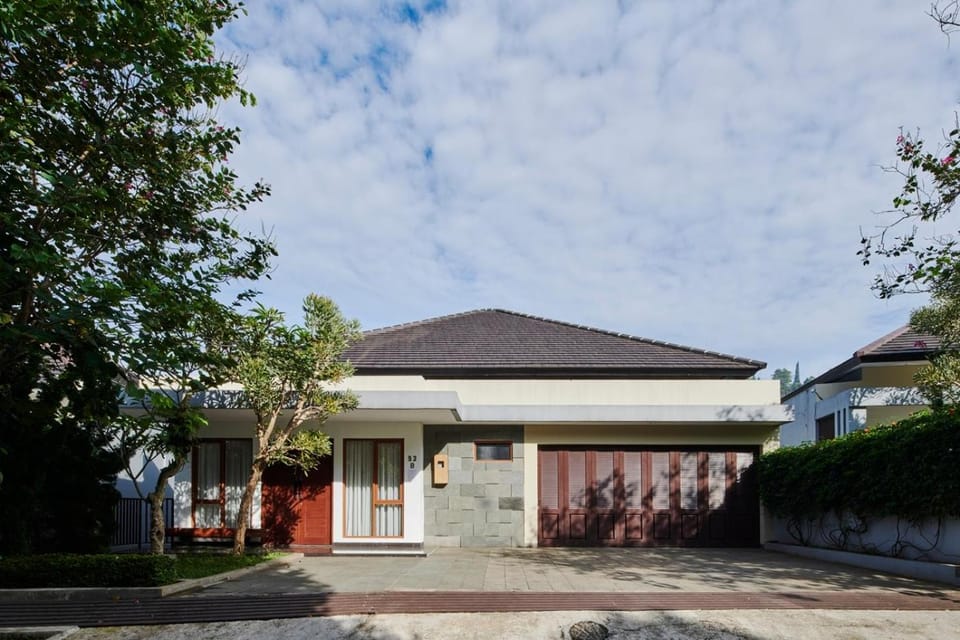 Mentari Hill View Villa 8 Bedrooms With a Private Heated Swimming Pool and a Movie Room and a Billiard Table Villa in Bandung