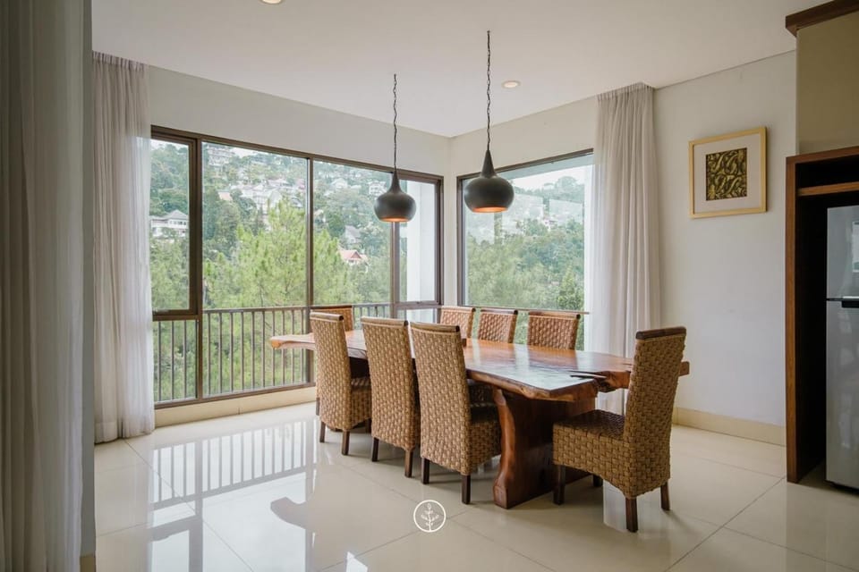Mentari Hill View Villa 8 Bedrooms With a Private Heated Swimming Pool and a Movie Room and a Billiard Table Villa in Bandung