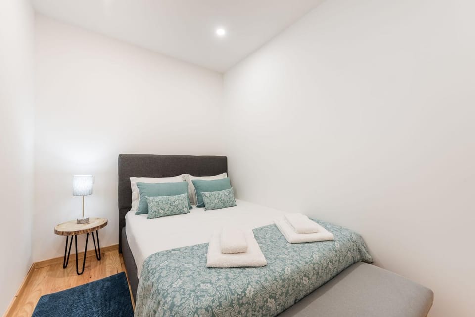 LovelyStay - 1BR Flat w AC and Balcony by Aliados Apartment in Porto