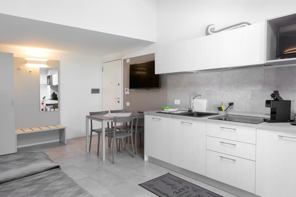 Coffee/tea facilities, Kitchen or kitchenette, minibar, stove