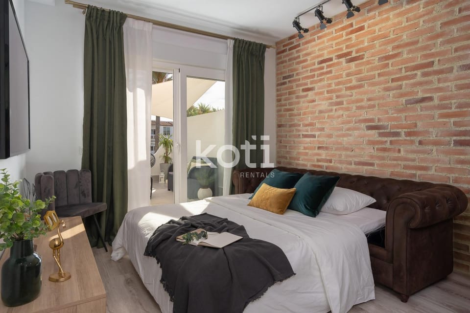 Bed, Living room, Photo of the whole room