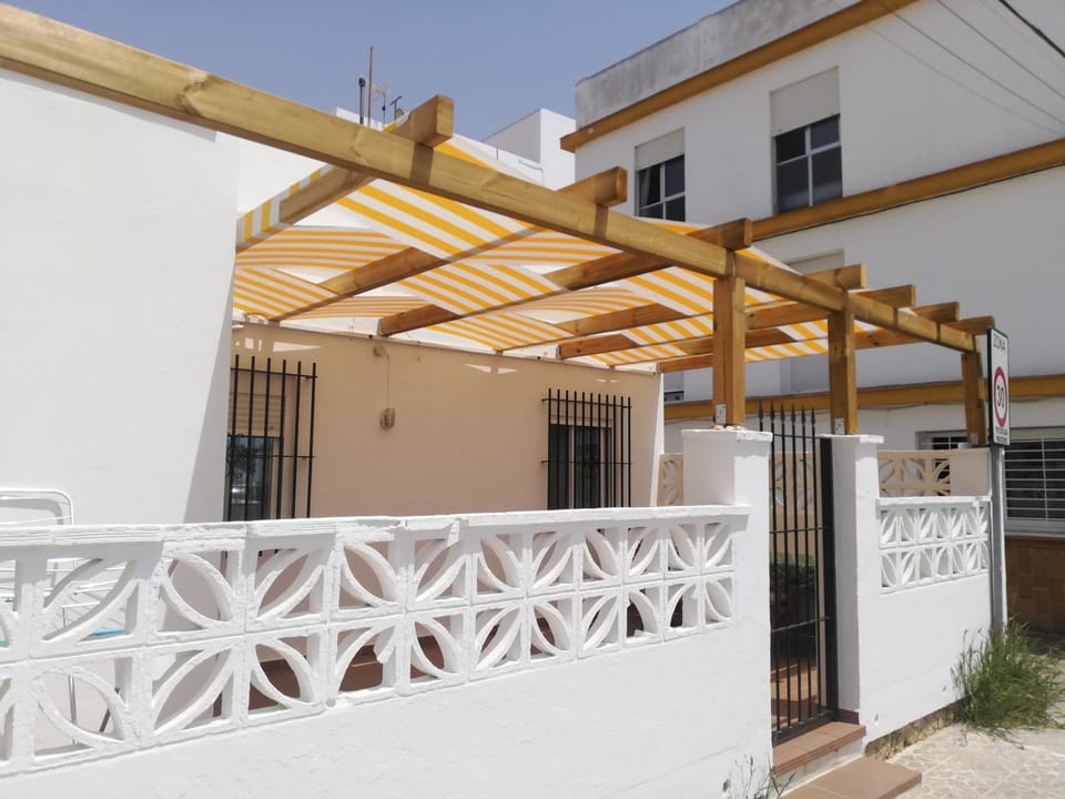 Property building, Patio, Facade/entrance, Balcony/Terrace