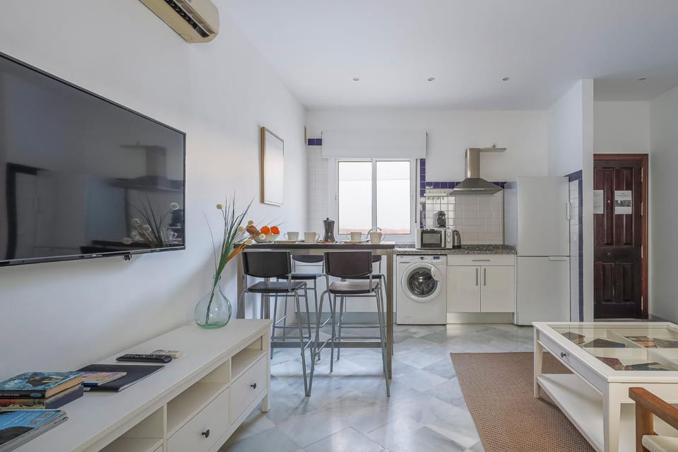 Communal lounge/ TV room, TV and multimedia, Kitchen or kitchenette, Dining area, Communal kitchen