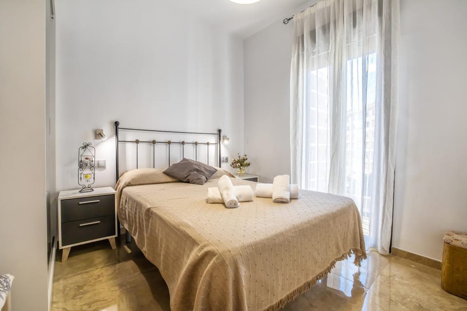 Bed, Bedroom, towels
