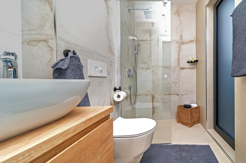 Shower, Toilet, Bathroom, Decorative detail, towels