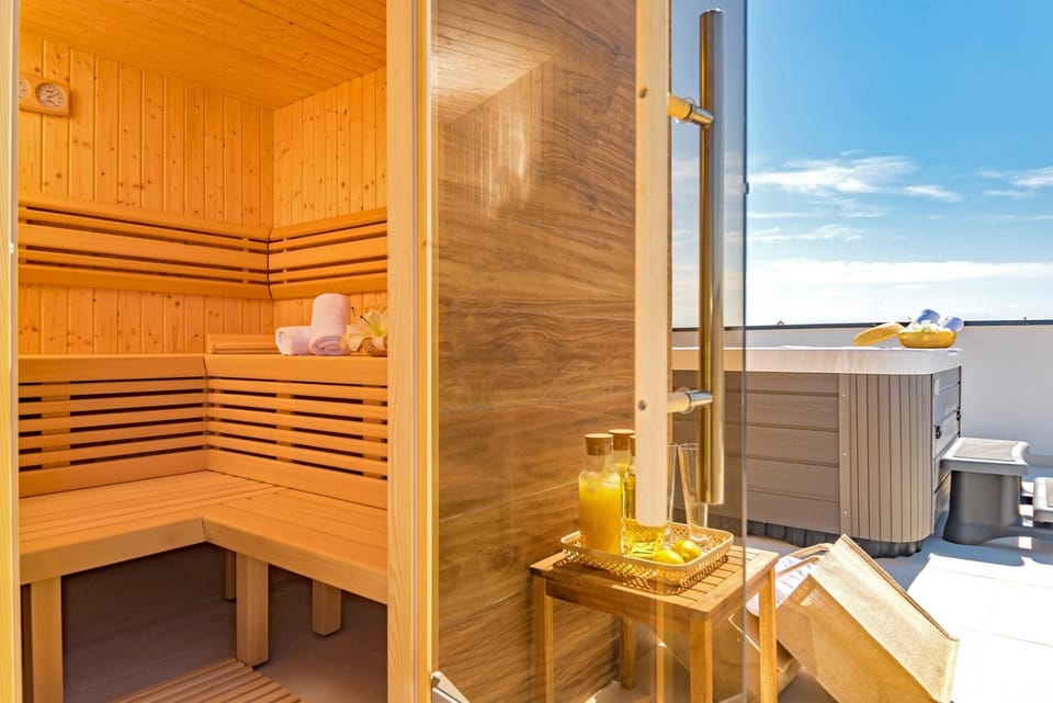 Patio, Day, Natural landscape, Summer, Hot Tub, Sauna, Sauna, View (from property/room), Balcony/Terrace, Sea view, Time of day, Sunrise