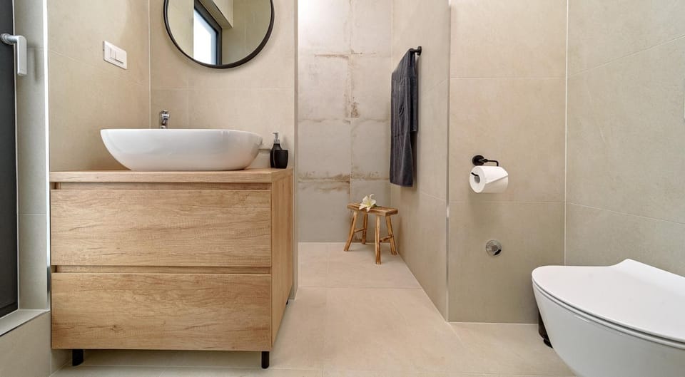 Shower, Toilet, Bathroom, heating, internet, towels, air conditioner