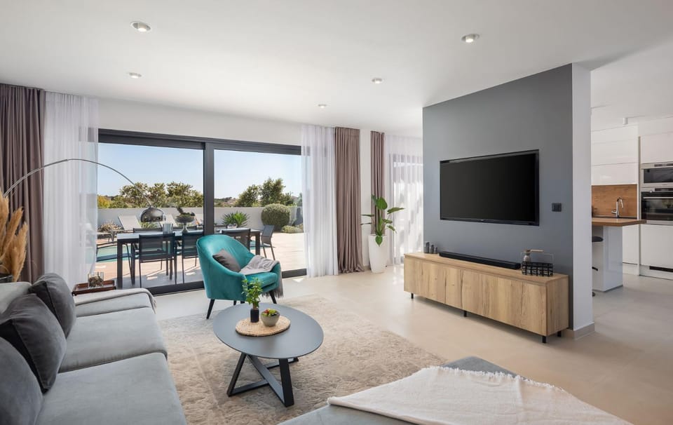 Communal lounge/ TV room, Natural landscape, Summer, TV and multimedia, View (from property/room), Balcony/Terrace, Living room, Seating area, Dining area, Evening entertainment, Time of day, kitchen