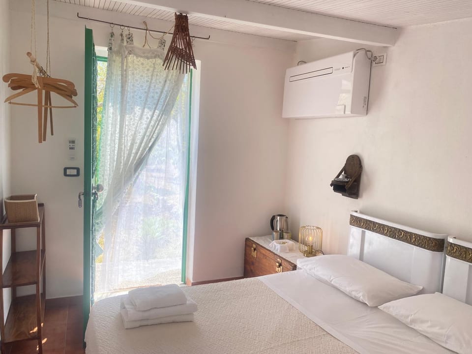 Bed, Bedroom, air conditioner