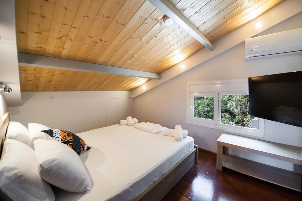 Bed, TV and multimedia, Bedroom, towels