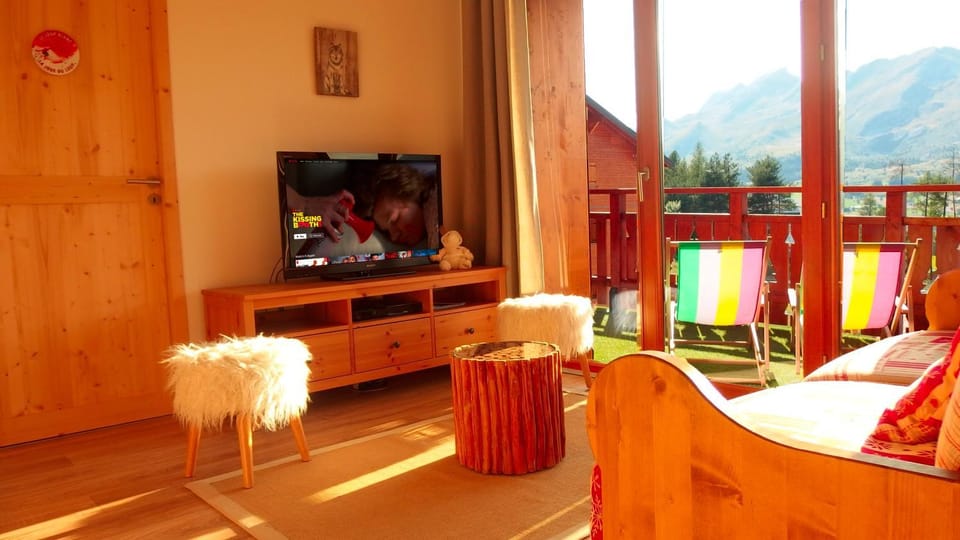 Communal lounge/ TV room, TV and multimedia, Living room