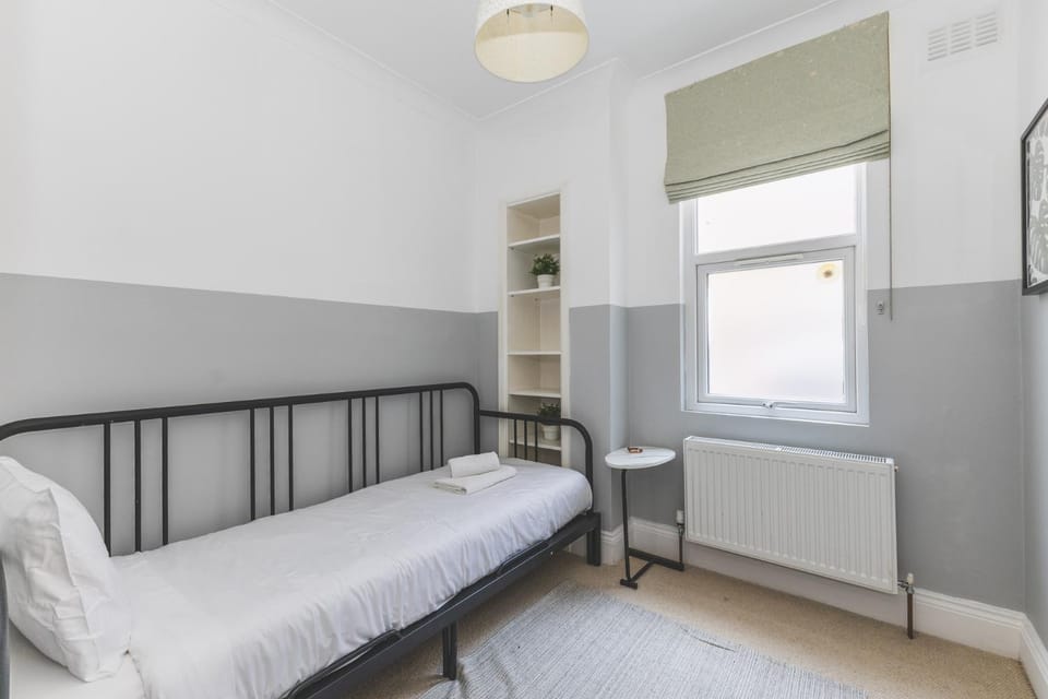 Stylish & Modern 3 Bed Flat in NW London with Garden Apartment in London Borough of Ealing