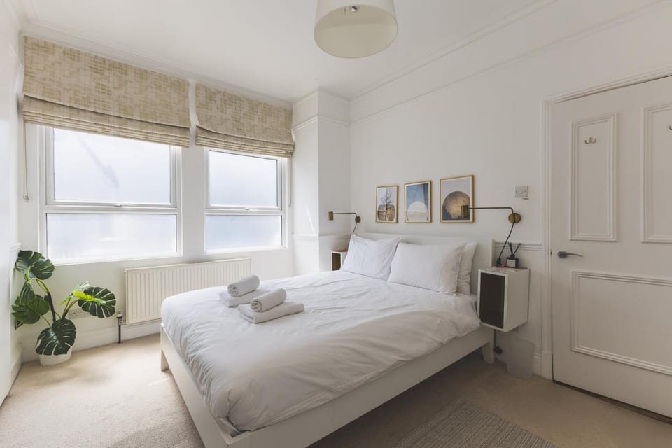 Stylish & Modern 3 Bed Flat in NW London with Garden Apartment in London Borough of Ealing