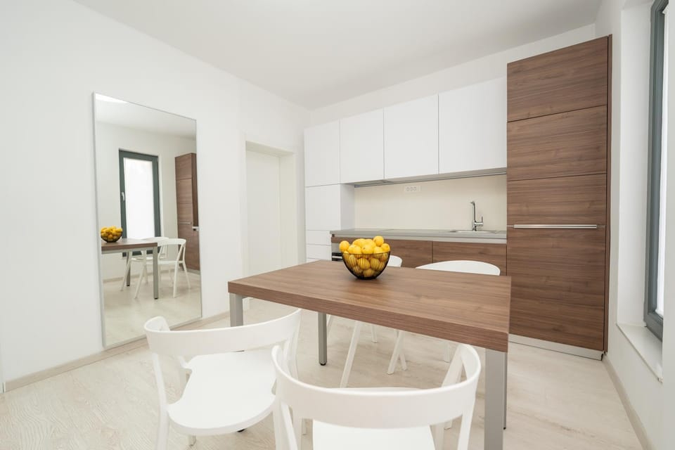 Kitchen or kitchenette, Dining area