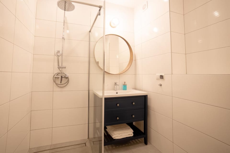 Shower, Bathroom, towels