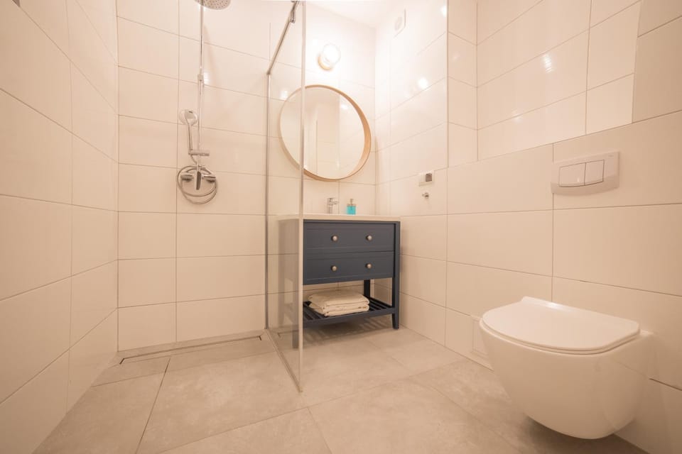 Shower, Toilet, Bathroom, towels