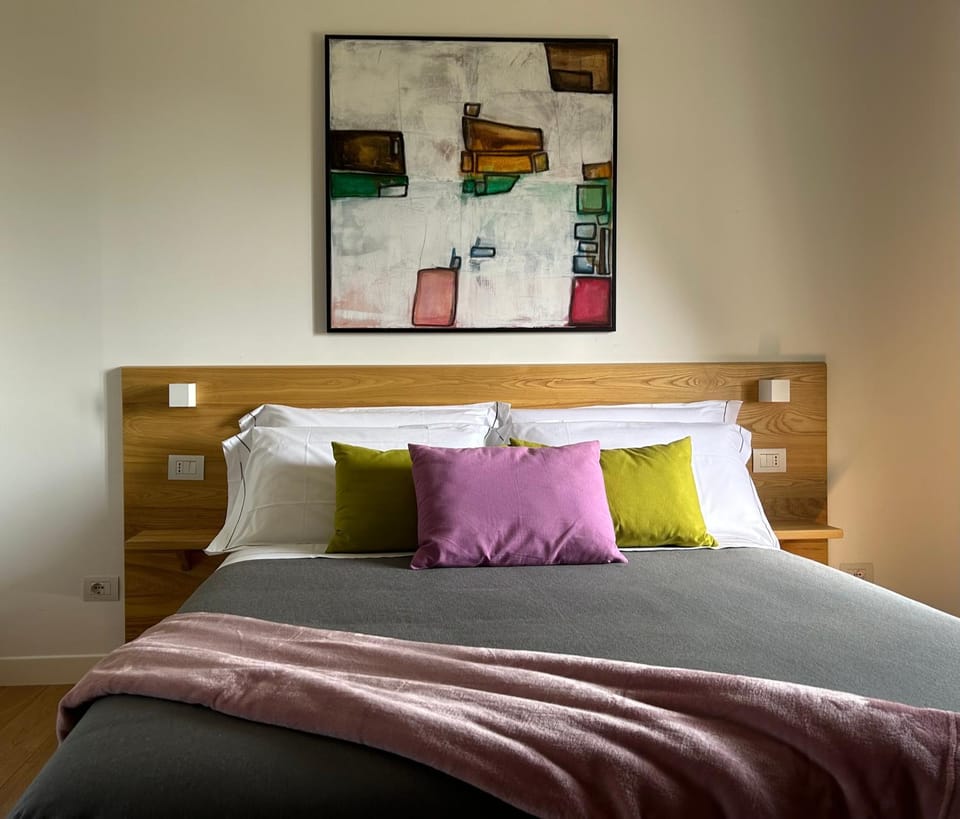 Bed, Photo of the whole room, Decorative detail, Bedroom