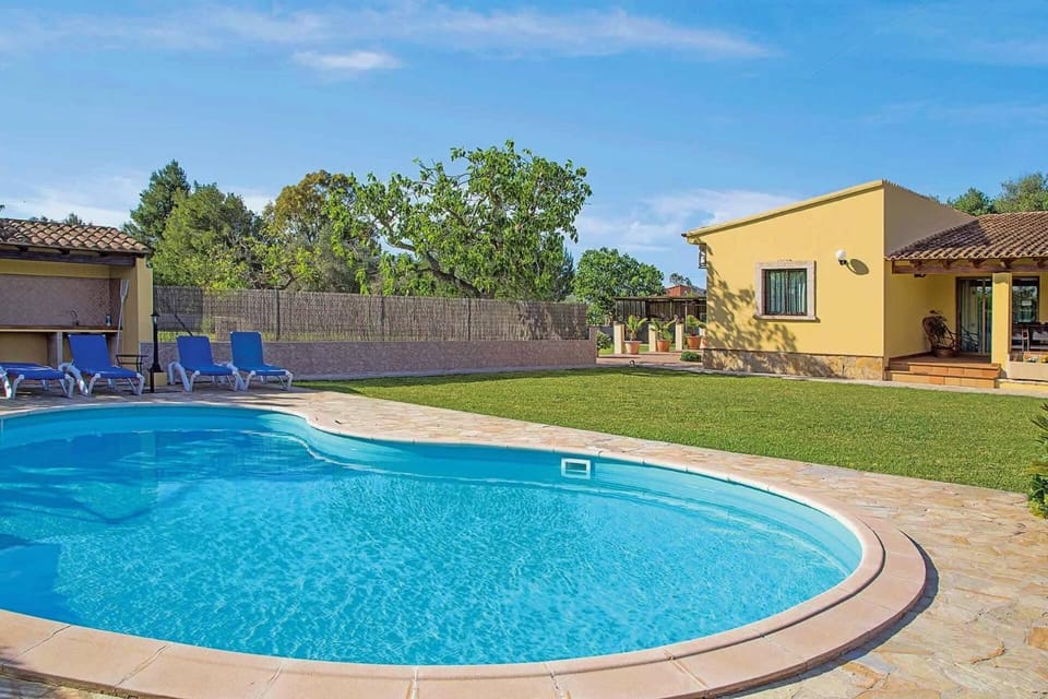 Property building, Day, Garden, Garden view, Pool view, Swimming pool, sunbed