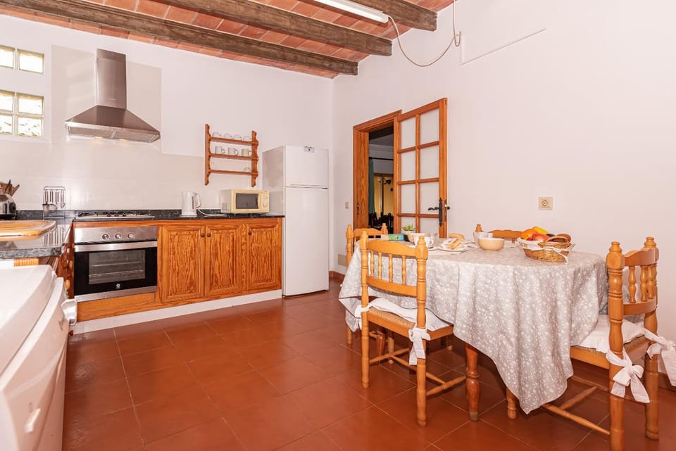 Kitchen or kitchenette, Dining area, Food, minibar, pet friendly