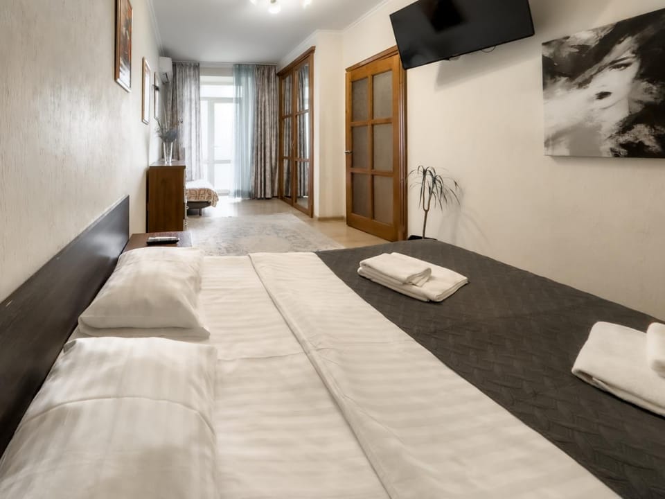 Bed, TV and multimedia, Photo of the whole room, Bedroom, towels