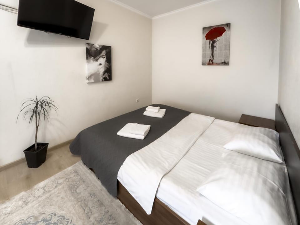 Bed, TV and multimedia, Bedroom