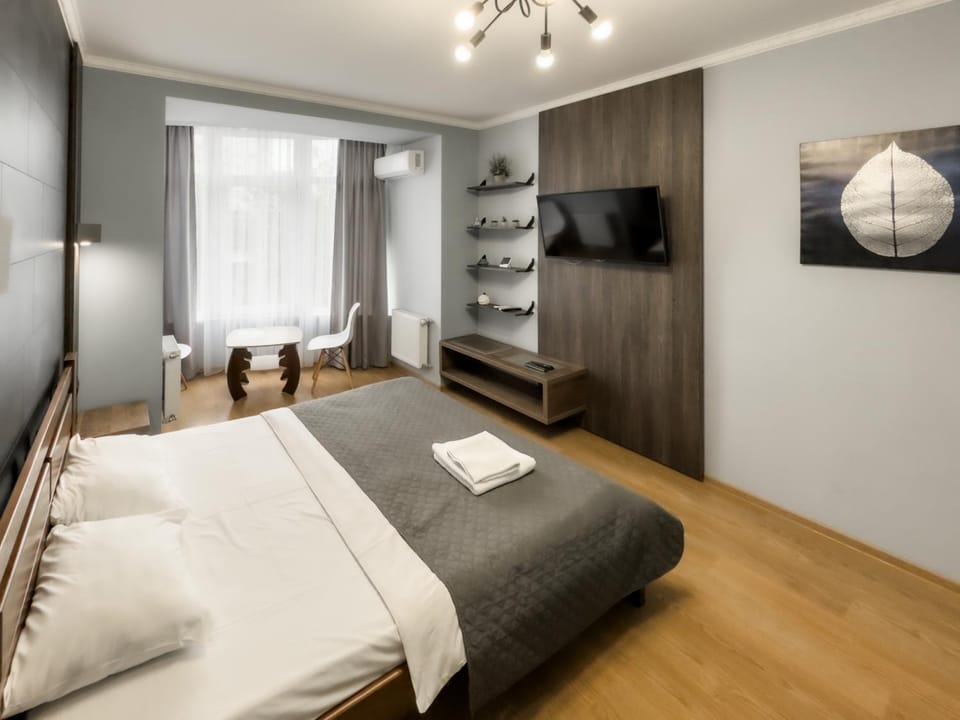 Bed, TV and multimedia, Photo of the whole room, Bedroom