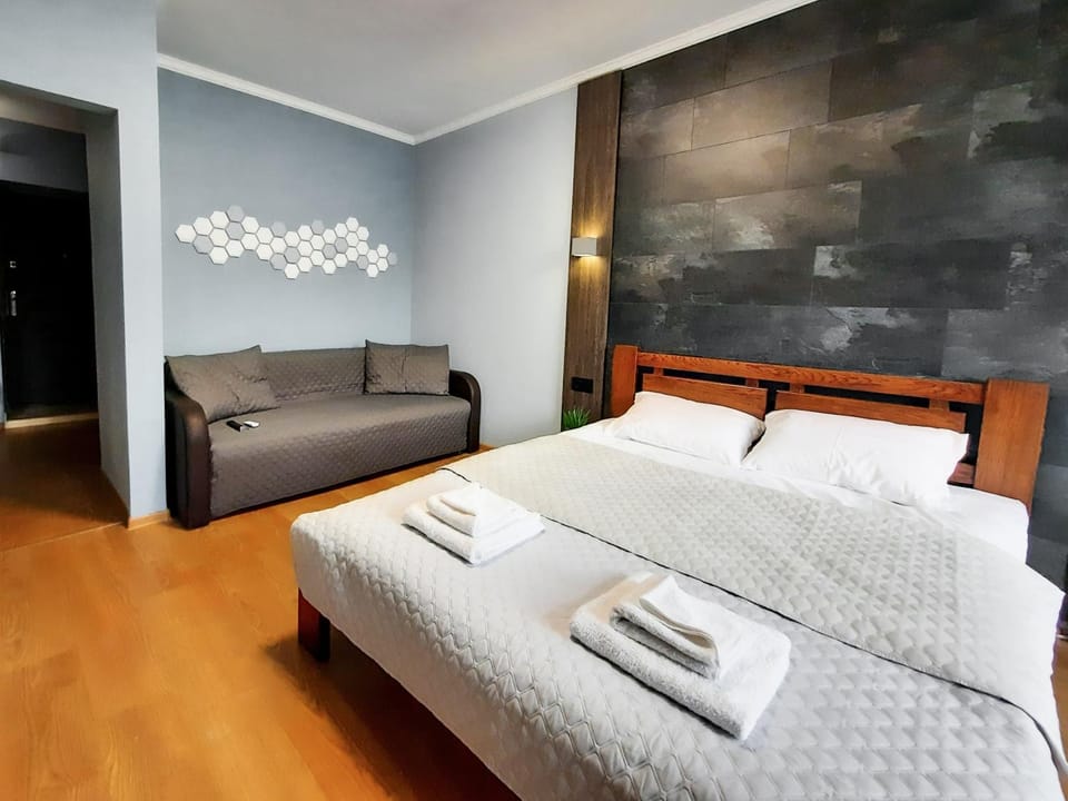 Bed, Photo of the whole room, Bedroom, towels