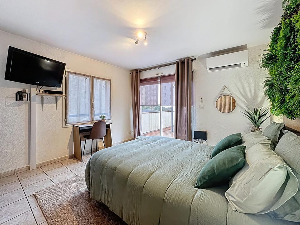 Studio romantique climatisé, terrasse XXL, hyper centre Tarbes, calme Apartment in Occitanie