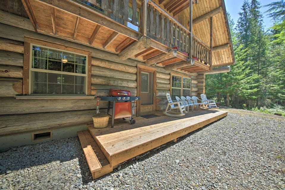 Expansive Moyie Riverfront Cabin - Pets Welcome! Cabin in Idaho