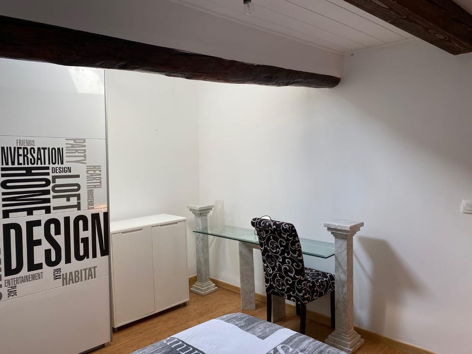 Photo of the whole room, Seating area