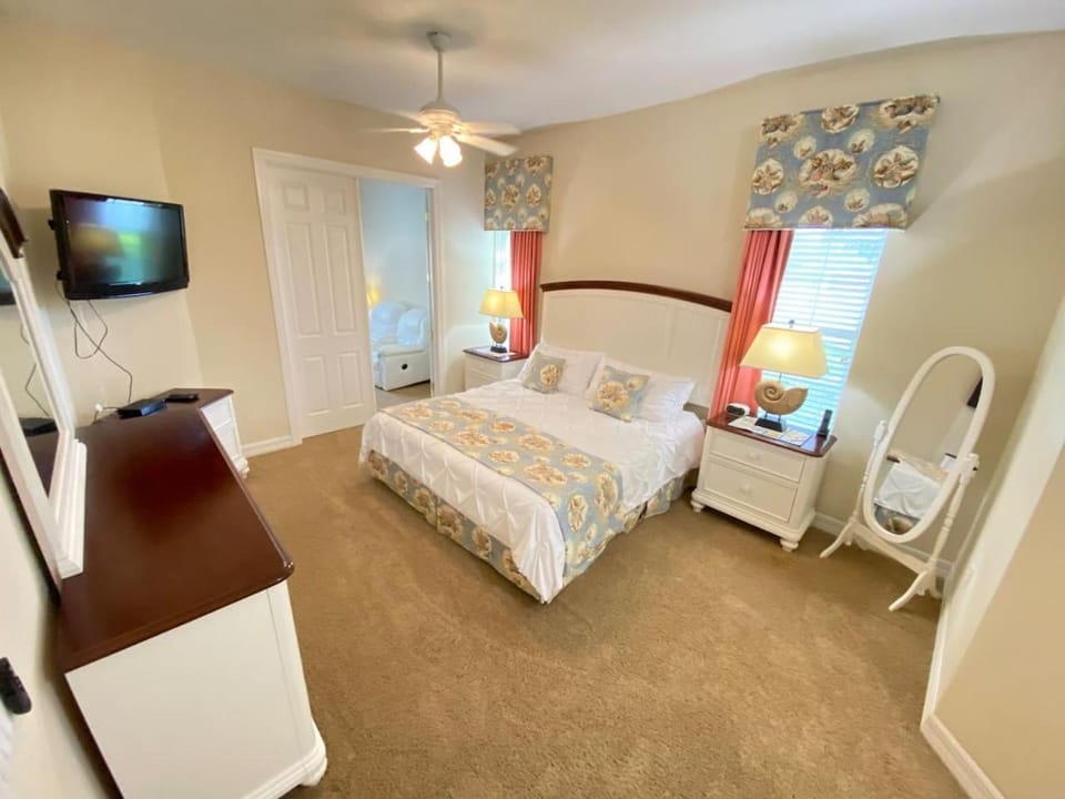 Spacious Family Escape 2 Masters Pool Hot Tub Pool Table & BBQ - 2 Miles Disney House in Four Corners