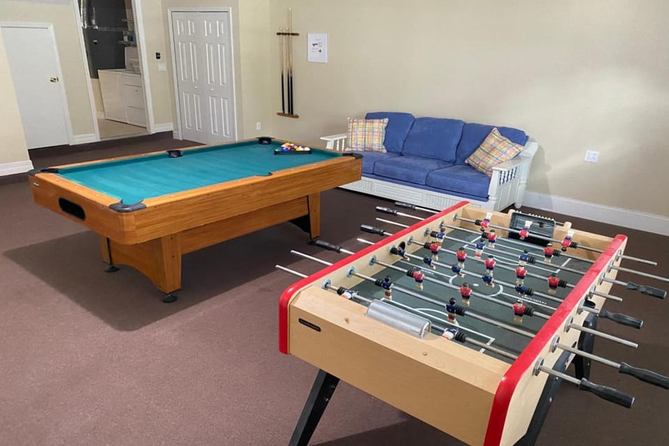Spacious Family Escape 2 Masters Pool Hot Tub Pool Table & BBQ - 2 Miles Disney House in Four Corners