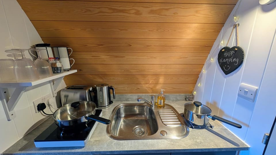 Coffee/tea facilities, Kitchen or kitchenette, stove, toaster, kitchen