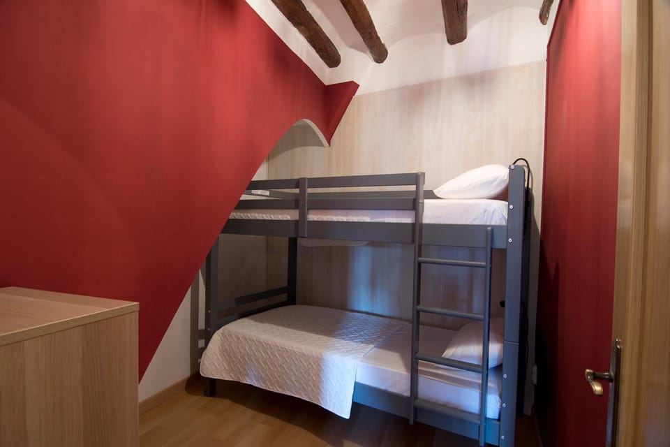 Bedroom, bunk bed