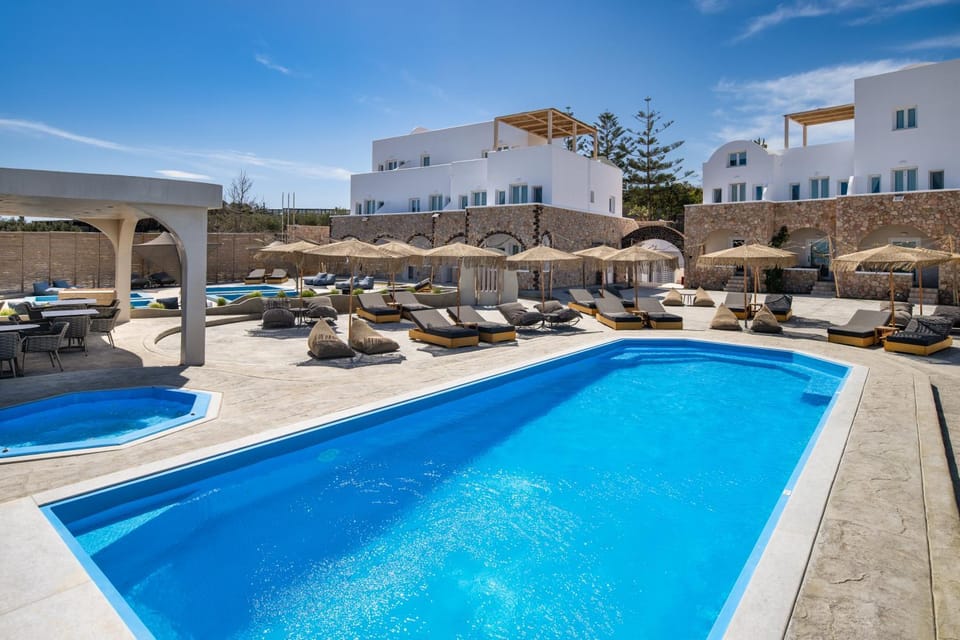 Swimming pool, sunbed