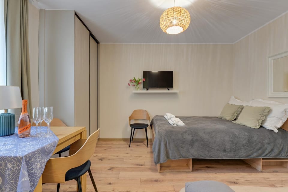 Bed, TV and multimedia, Living room, Photo of the whole room, Seating area, Dining area, Bedroom