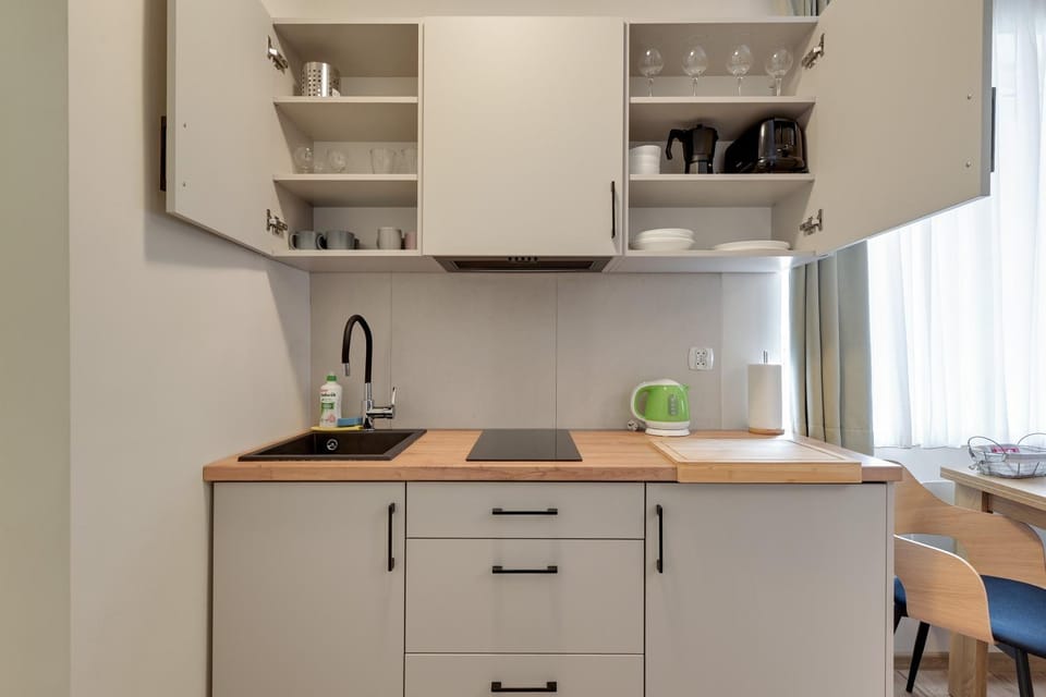 Coffee/tea facilities, Kitchen or kitchenette, stove