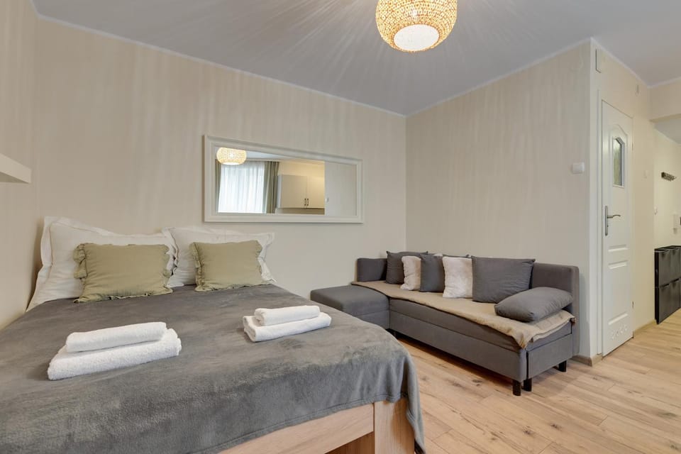 Bed, Living room, Photo of the whole room, Seating area, Bedroom, towels