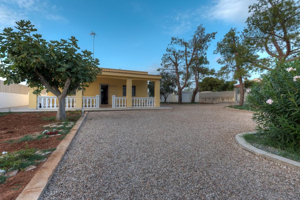 Property building, Facade/entrance, Garden