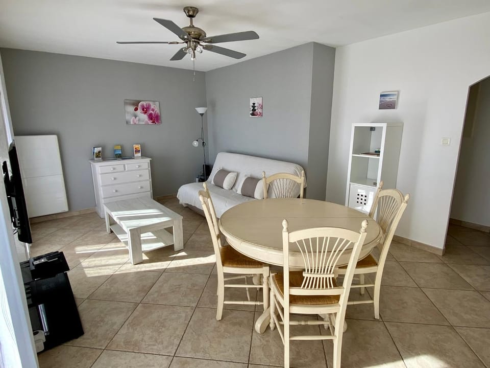 Communal lounge/ TV room, TV and multimedia, Living room, Dining area