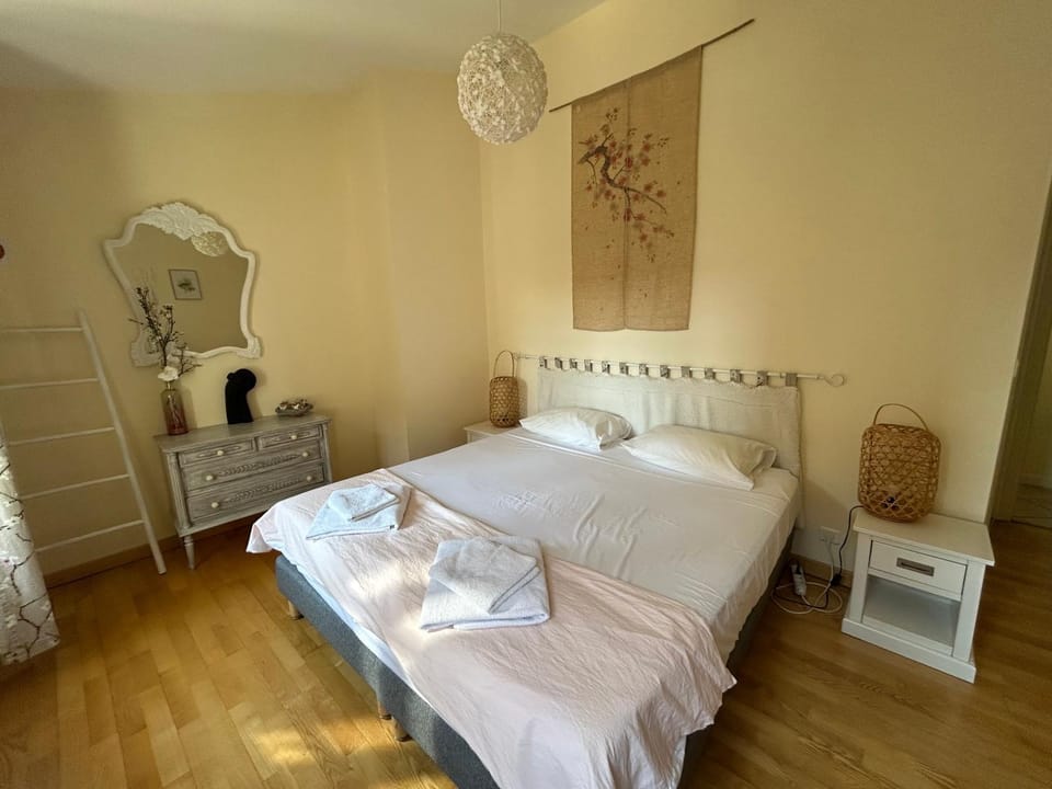 Bed, Photo of the whole room, towels