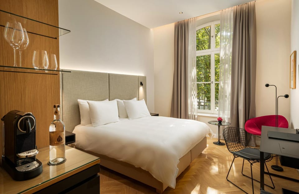 Bed, Photo of the whole room, Seating area