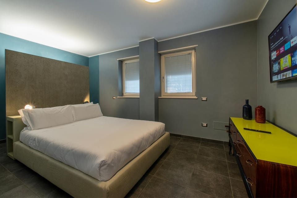 Bed, TV and multimedia, Photo of the whole room, Bedroom, hair dresser
