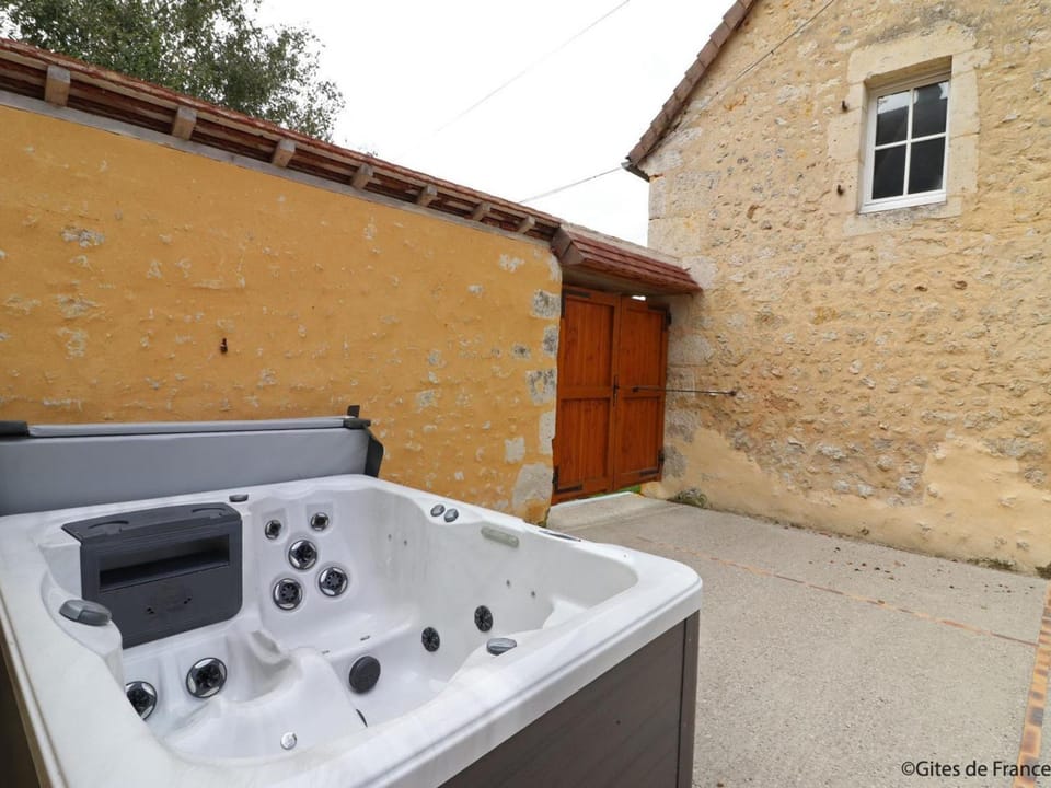 Longère Percheronne spacieuse avec jardin et spa en option - FR-1-497-138 House in Normandy