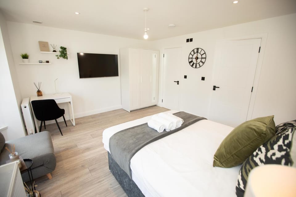 TV and multimedia, Photo of the whole room, Seating area, Bedroom